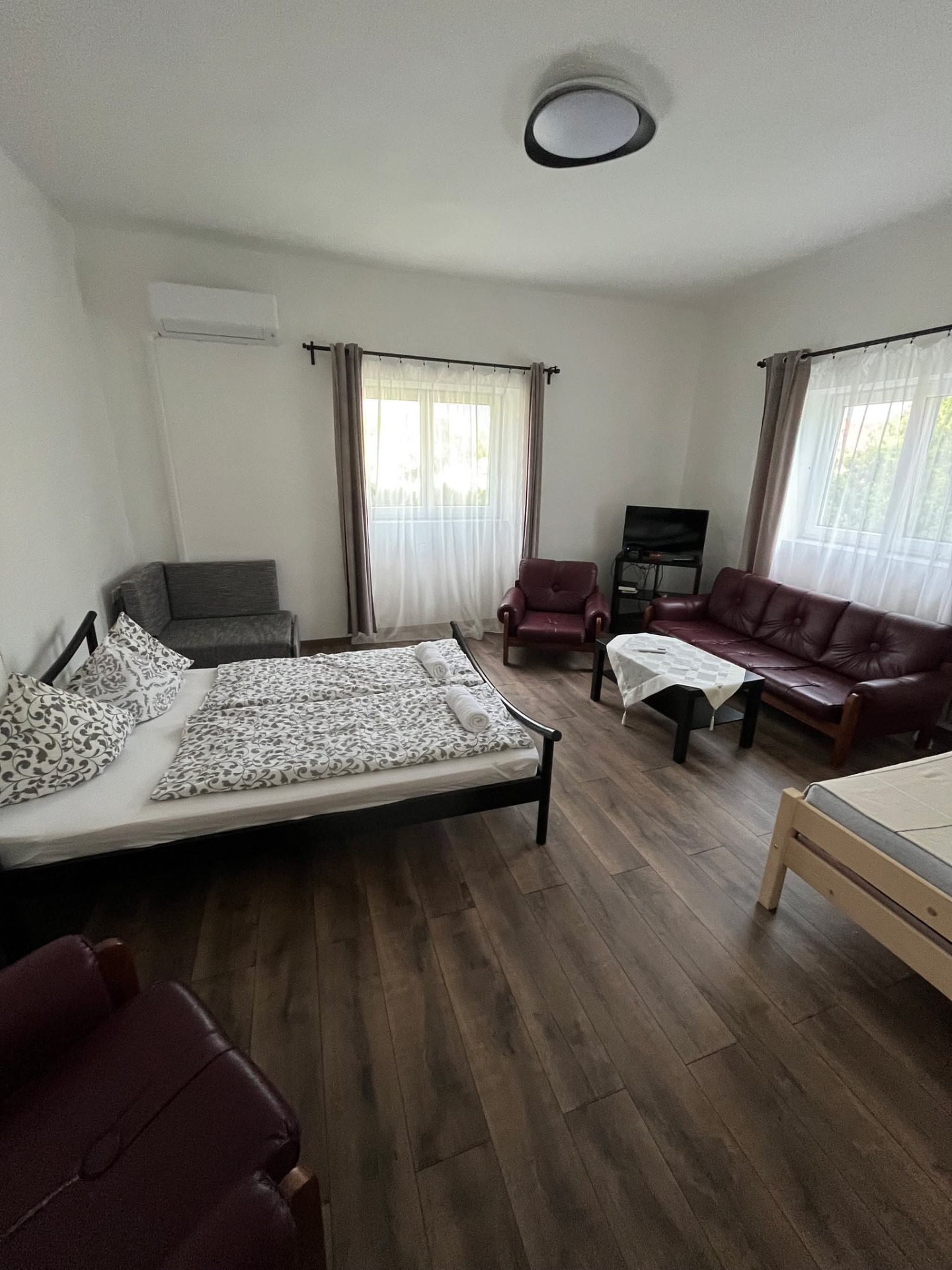 3 férőhelyes szoba: A szoba összesen 4 fő befogadására képes (pótágyazható) Szoba felszereltsége: síkképernyős tv, ruhásszekrény, saját előszoba: előszobaszekrény Saját fürdőszoba: - fürdőkád - törölköző