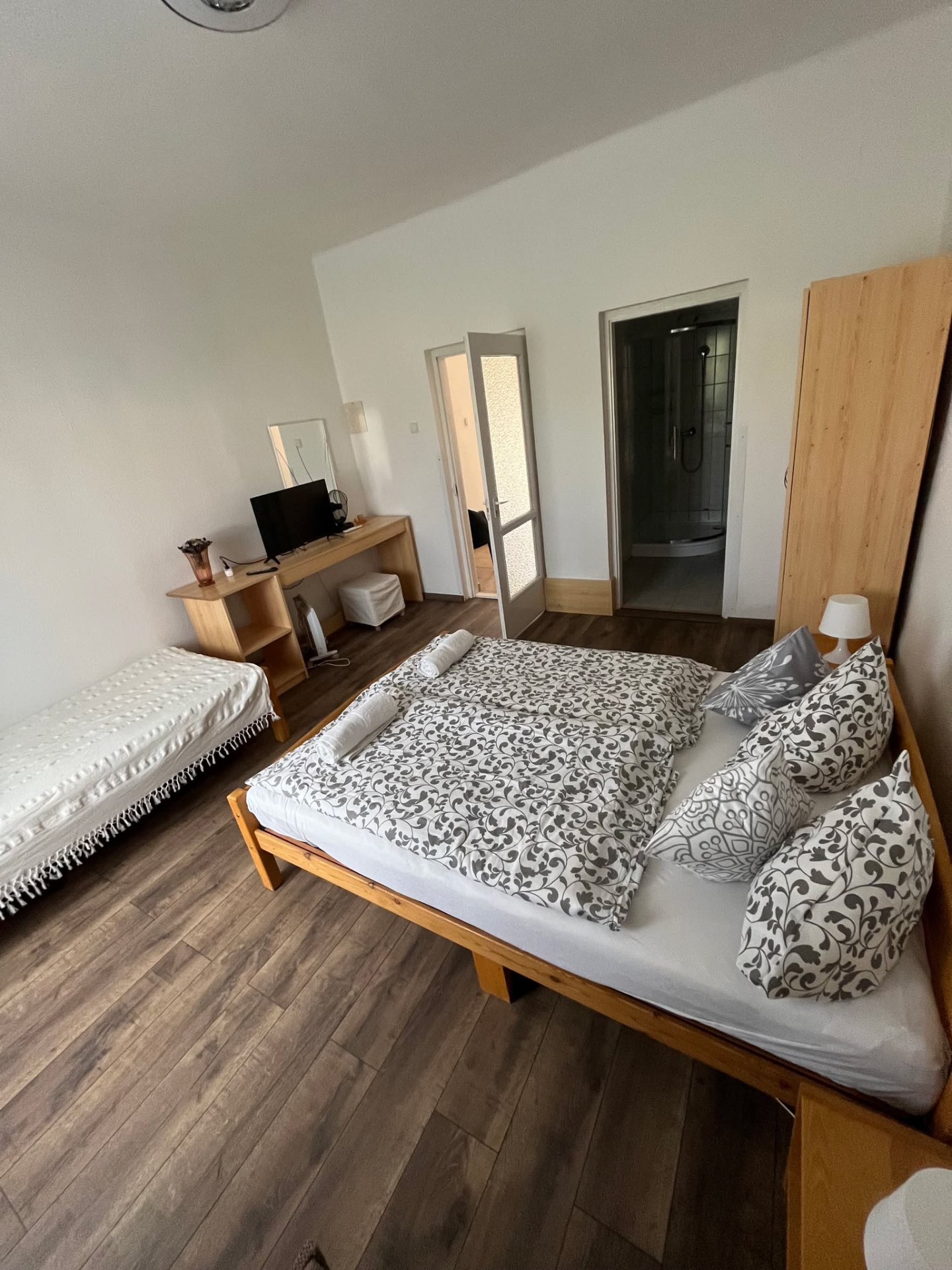 3 férőhelyes szoba: A szoba 4 fő befogadására képes (pótágyazható) Szoba felszereltsége: síkképernyős tv, ruhásszekrény Saját fürdőszoba: - zuhanyzó - törölköző